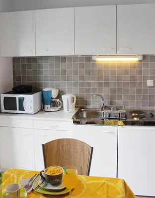 Kuhinja ili čajna kuhinja u objektu SelfCheckIn - Apartman Vlašić - Vodice - Parking - Wi-Fi