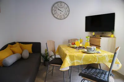 TV i/ili zabavni centar u objektu SelfCheckIn - Apartman Vlašić - Vodice - Parking - Wi-Fi