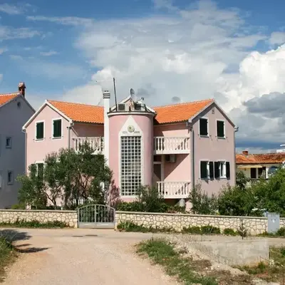 Apartments with parking space Jezera