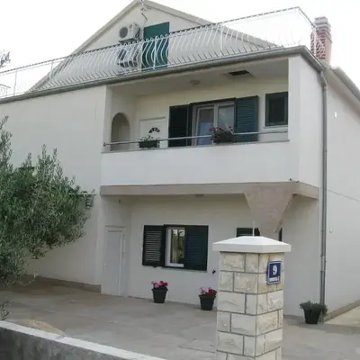 Apartments with parking space Brodarica