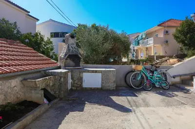 Vožnja biciklom pokraj objekta Apartments by the sea Rogoznica - 24889 ili u blizini