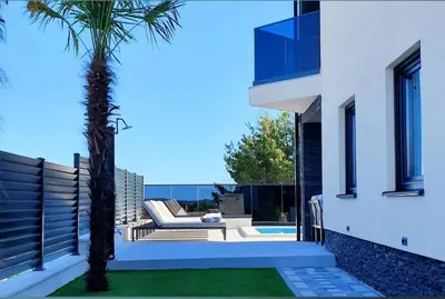 Bazen u objektu Villa Black Pearl ili u blizini