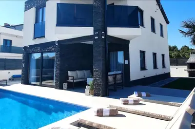 Bazen u objektu Villa Black Pearl ili u blizini