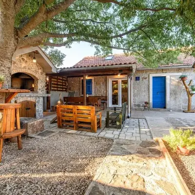 Holiday house with a swimming pool Konjevrate