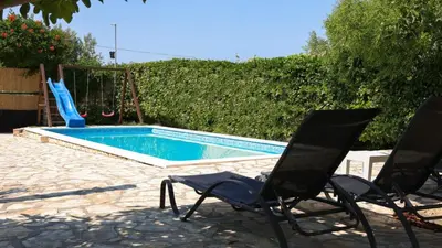 Bazen u objektu Holiday home Krnic by Villas Guide ili u blizini