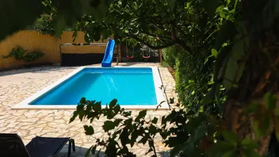Bazen u objektu Holiday home Krnic by Villas Guide ili u blizini