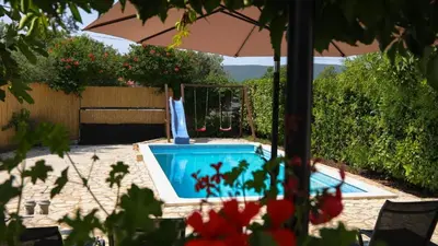 Bazen u objektu Holiday home Krnic by Villas Guide ili u blizini