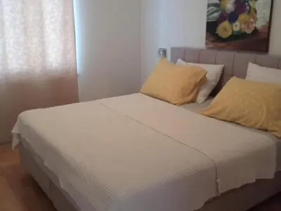 Krevet ili kreveti u jedinici u objektu Cozy Vodice Garden Apartments With Terrace and BBQ - Classic one bedroom apartment BLACK