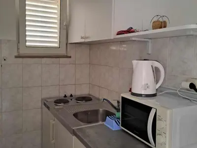Kuhinja ili čajna kuhinja u objektu Apartments Dana - One Bedroom Apartment 4