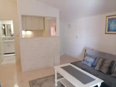 Kuhinja ili čajna kuhinja u objektu Apartments Libertas - Two Bedroom Apartment with with Terrace and Sea View 12