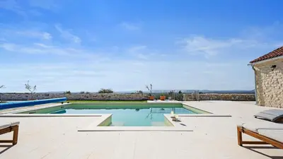 Bazen u objektu Villa MilaMar by Villas Guide ili u blizini