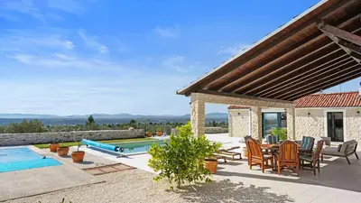 Bazen u objektu Villa MilaMar by Villas Guide ili u blizini