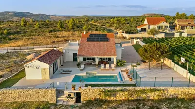 Bazen u objektu Villa MilaMar by Villas Guide ili u blizini