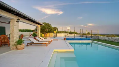 Bazen u objektu Villa MilaMar by Villas Guide ili u blizini