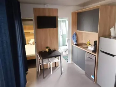 Kuhinja ili čajna kuhinja u objektu Classic Two Bedroom Mobile Home with Terrace and Sea View Br2