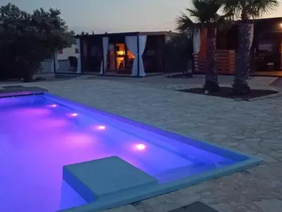 Bazen u objektu Classic Two Bedroom Mobile Home with Terrace and Sea View Br2 ili u blizini