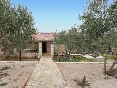 Vrt u objektu One Bedroom House with Terrace and Pool
