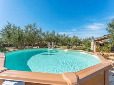 Bazen u objektu One Bedroom House with Terrace and Pool ili u blizini