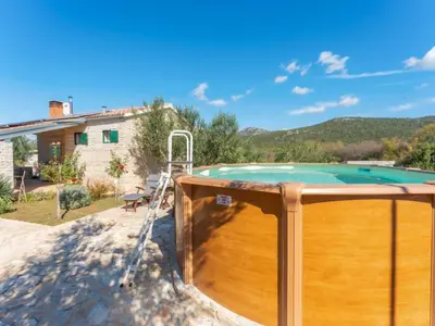 Bazen u objektu One Bedroom House with Terrace and Pool ili u blizini