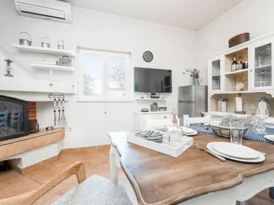 TV i/ili zabavni centar u objektu One Bedroom House with Terrace and Pool