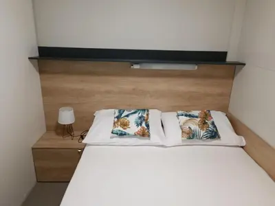 Krevet ili kreveti u jedinici u objektu Two Bedroom Mobile Home with Terrace Br1