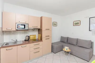 Kuhinja ili čajna kuhinja u objektu Apartments Nedi