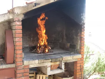 Oprema za roštilj dostupna gostima apartmana