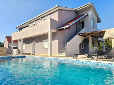 Bazen u objektu Holiday Home Marija by Interhome ili u blizini