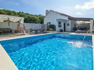Bazen u objektu Holiday Home Vinovac by Interhome ili u blizini
