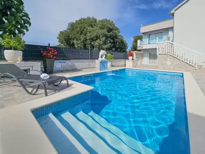 Bazen u objektu Holiday Home Vinovac by Interhome ili u blizini