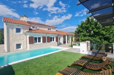 Bazen u objektu Family friendly house with a swimming pool Dubrava by Sibenik - Dubrava kod Sibenika, Sibenik - 24950 ili u blizini
