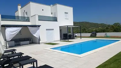 Bazen u objektu Holiday home Iva by Villas Guide ili u blizini