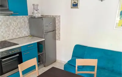 Kuhinja ili čajna kuhinja u objektu 1 Bedroom Beautiful Apartment In Betina