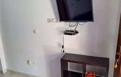 TV i/ili zabavni centar u objektu 1 Bedroom Beautiful Apartment In Betina