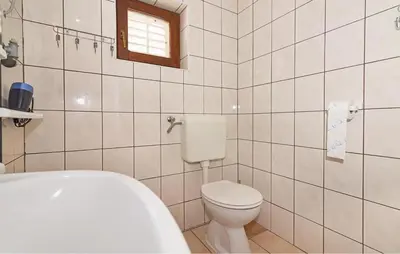 Kupaonica u objektu Stunning Apartment In Pirovac With House Sea View