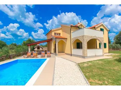 Bazen u objektu Four Bedroom Villa with the pool ili u blizini
