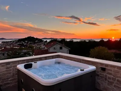 Pogled na izlazak ili zalazak sunca iz vila
