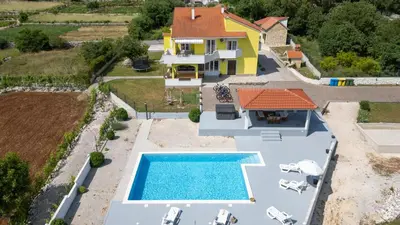 Bazen u objektu Holiday home Neda by Villas Guide ili u blizini