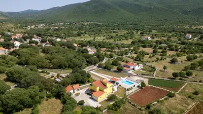 Pogled na planine ili pogled na planine iz vila
