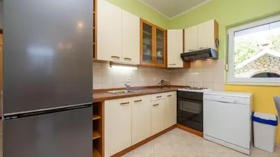 Kuhinja ili čajna kuhinja u objektu Holiday home Neda by Villas Guide