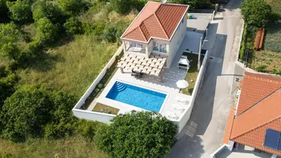Bazen u objektu Villa Ivan by Villas Guide ili u blizini