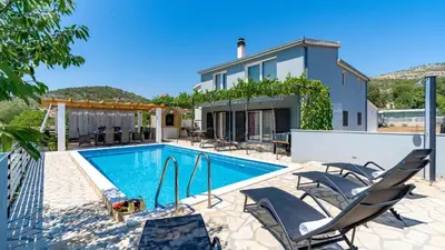 Bazen u objektu Holiday home Silvija by Villas Guide ili u blizini