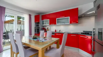 Kuhinja ili čajna kuhinja u objektu Holiday home Silvija by Villas Guide