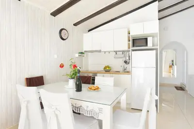 Kuhinja ili čajna kuhinja u objektu Apartments by the sea Grebastica, Sibenik - 10366