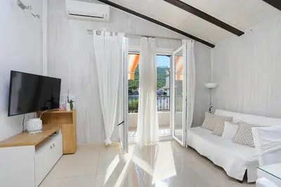 TV i/ili zabavni centar u objektu Apartments by the sea Grebastica, Sibenik - 10366