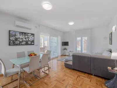 TV i/ili zabavni centar u objektu Two Bedroom Apartment With Terrace And Sea View Adriatica
