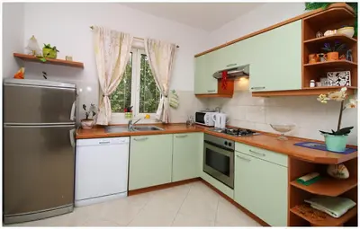 Kuhinja ili čajna kuhinja u objektu Apartments Ruža