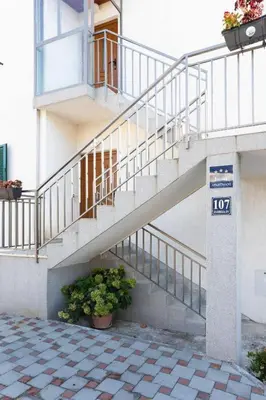 Certifikat, nagrada, logo ili neki drugi dokument izložen u objektu Apartments Apartmani Marin
