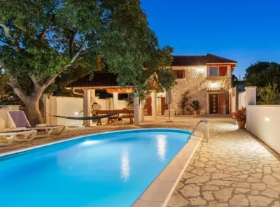 Bazen u objektu The Grandfather Villa – Heated Pool Retreat ili u blizini