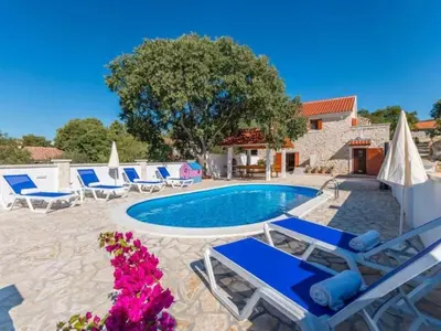 Bazen u objektu The Grandfather Villa Heated Pool Retreat ili u blizini